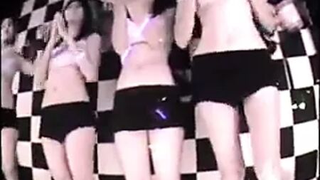 Chicas que juegan al ping-pong en Pattaya