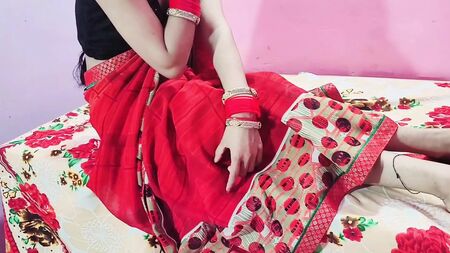 Una bhabhi desi se acuesta con su novio delante de su marido (película porno)