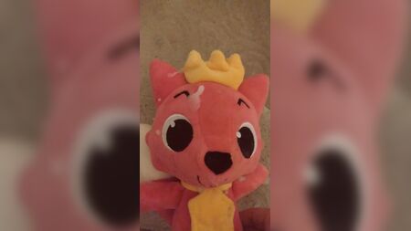 Correrse sobre un peluche de PinkFong