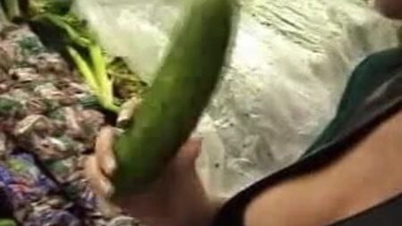 Comprando unos pepinos con Sarah