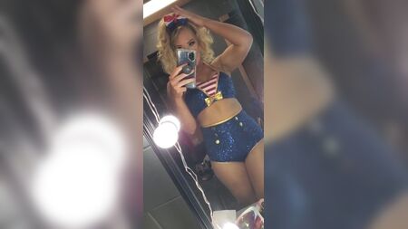 WWE - Selfie sensual de Lacey Evans frente al espejo, enero de 2021