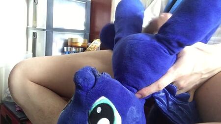 correrme con mi peluche de Luna, la pony