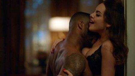 El escote de Elizabeth Gillies en una escena de ScandalPlanet.Com