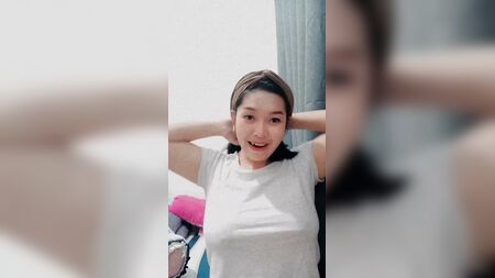 Mery Safitri en directo en Instagram con los pechos al aire sin sujetador