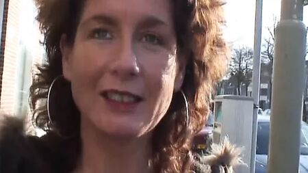 Primera vez por el culo para una MILF de 40 años