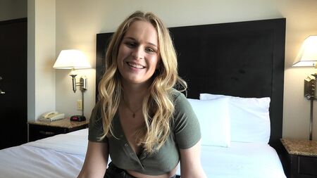 Las enormes tetas naturales de esta chica recién llegada