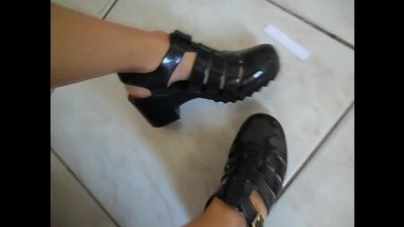 Melissa Petit Jolie en los pies de la jovencita: sandalias Jelly