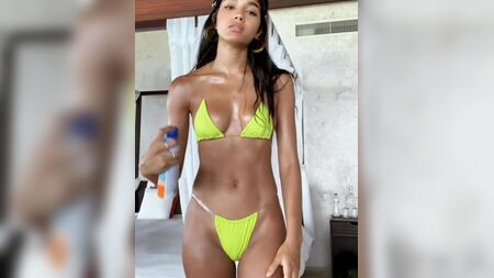 Yovanna Ventura con un bikini muy diminuto