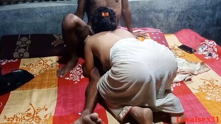 Vídeos XXX de «Bhabhi» de un pueblo indio con un granjero en el baño