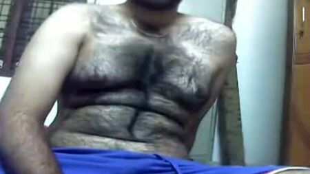 Hombre indio de telugu, rubio y con vello
