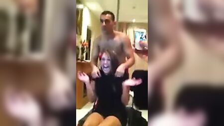 Una auténtica fiesta privada con un stripper. (CFNM)