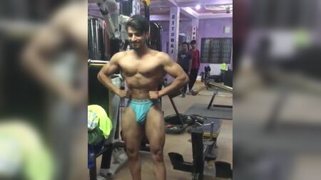 El bulto en el pantalón de un guapo desi en el gimnasio