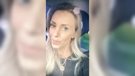 Una rubia rica aparece en Internet dándose por el culo