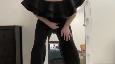 Mono de noche con volantes en un chico afeminado trans, listo para salir