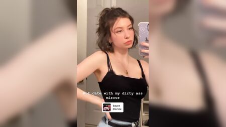 Una selfie sexy de Katelyn Nacon frente al espejo