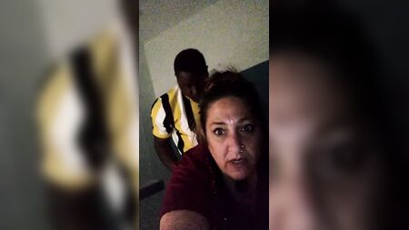 Una mujer madura y voluptuosa se lo monta con un negro hasta correrse en Dave & Buster's