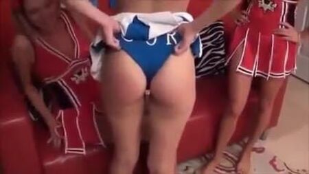 calzoncillos tirados a una animadora