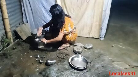 Indian localsex31: La cuñada estaba fregando los platos cuando su cuñado se la montó como a un caballo