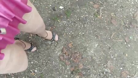 A Sissy la han encerrado y atado con un traje y le han encargado tareas humillantes