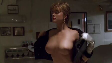 Erika Eleniak en topless y mostrando el trasero