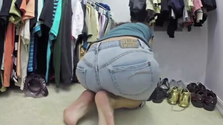 Atrapado en un armario con una chica que se tira muchos pedos