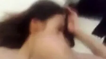 La adolescente suspira al alcanzar el clímax