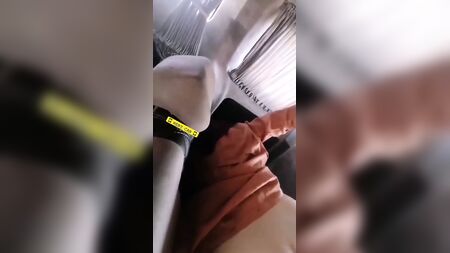 Hakan se lo monta con una mujer con turbante en el coche
