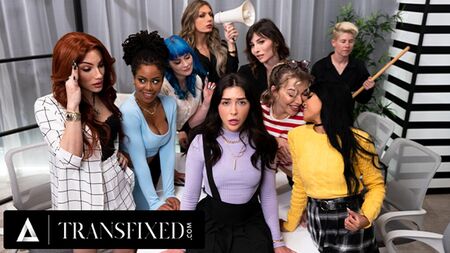 TRANSFIXED - CONDUCTA INAPROPIADA EN LA OFICINA - ¡Las sensuales jefas trans Jade Venus y Jane Wilde se follan delante de todo el personal!
