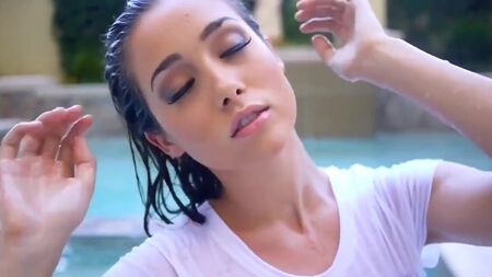 Victoria Moore: sensual en la piscina