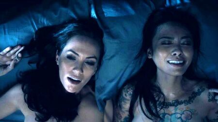 Escenas de amor desnudas de Kate Siegel, Levy Tran y Victoria Pedretti