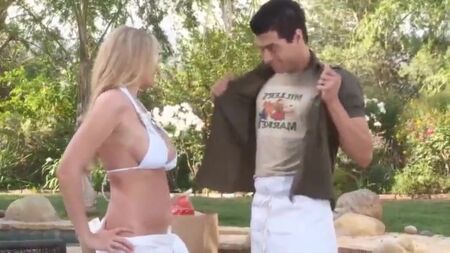 Julia Ann White: polvo en la piscina en bikini con Xander Corvus