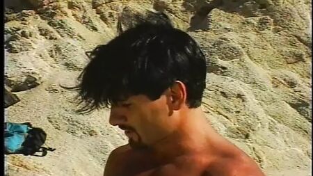 Desnudas en la playa, dos rubias se acuestan con el socorrista