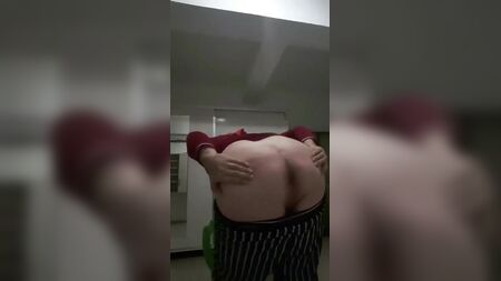 Una mujer con turbante muestra su trasero agachada