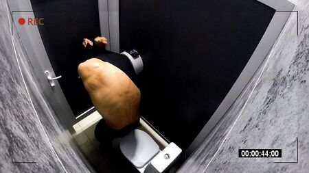 Cámara oculta en un baño público de hombres. Espionaje