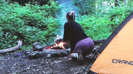 Sexo de verdad en el bosque. Me he tirado a una turista en una tienda de campaña