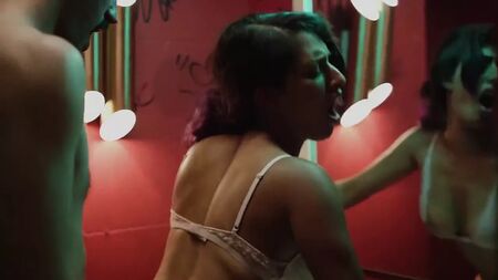 El sexo en un baño público más sensual y sudoroso que se haya visto jamás
