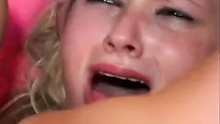 Destrucción anal con un consolador gigante