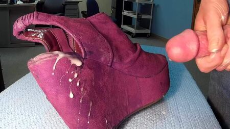 Las cuñas moradas de Shelly con cordones y perlas