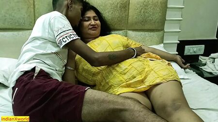 ¡Sexo con una preciosa hermanastra india! Sexo en familia india