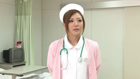 ¡Una enfermera japonesa muy sexy se lo monta en la cama del hospital con un paciente cachondo!
