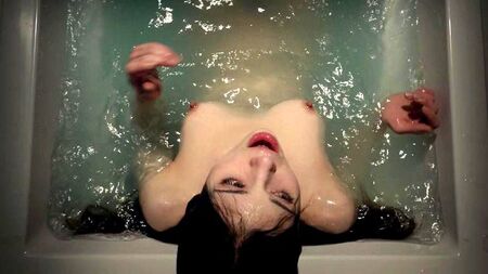 India Eisley: diversas escenas de desnudos y sexo
