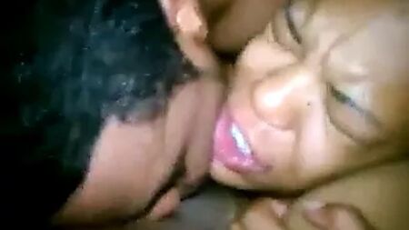 Un hombre y una mujer negros le hacen sexo oral a ella