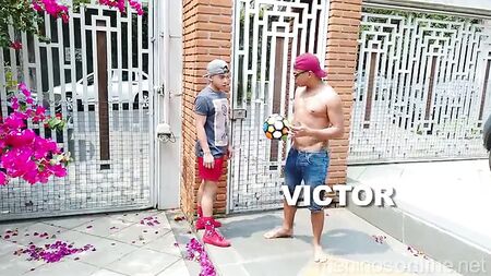 Lucas, Angel, Victor y Hugo en una sesión caliente en el sofá