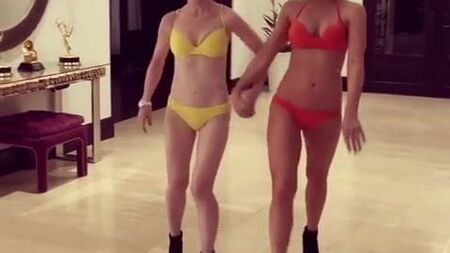 Kate Beckinsale y Kathy Griffin desfilan en bikini