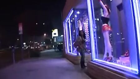 Pequeñita y con un trasero de infarto, ¡qué delicia!