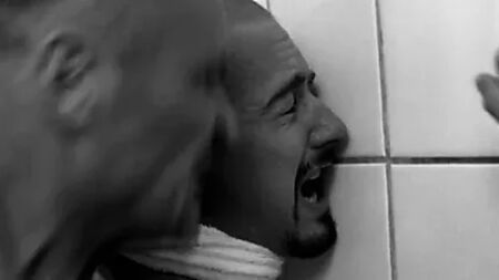 Escena de lucha en una película convencional: «American History X»