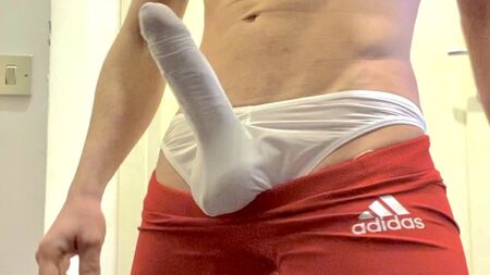 Pantalones cortos rojos de Adidas y un tanga de seda