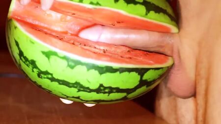 Sexo con frutas y tragarse el propio semen: lo mejor viene después de correrse
