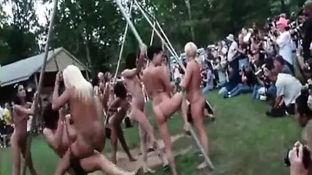 El club de swingers Velvet se lo pasa en grande en el complejo nudista Panderosa