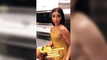 Sarah Hyland con los pezones marcados en un vestido corto amarillo